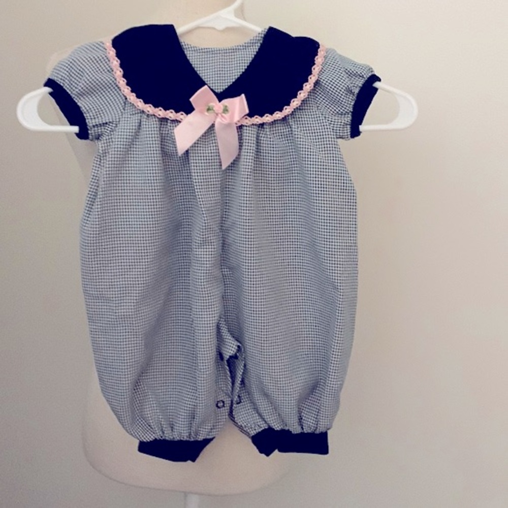 Rosé cottage onesie. Size 3-6months